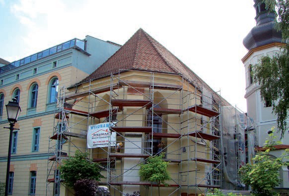 Elewacja kościoła po otynkowaniu i pomalowaniu farbą podkładową w kolorze écru firmy KEIM.