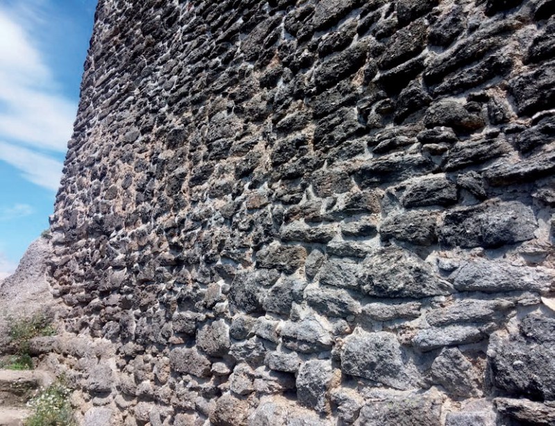 Mury zamku Chojnik przed remontem.