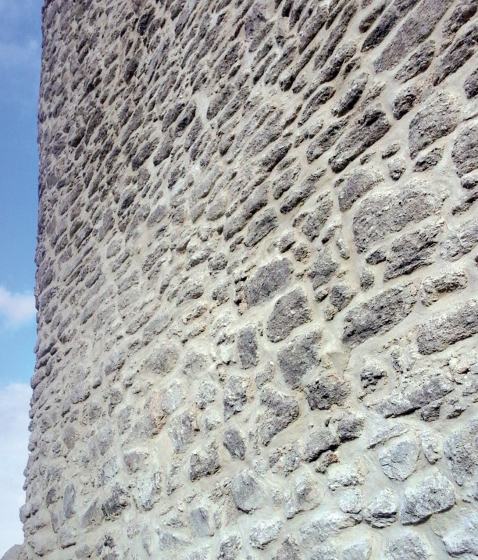 Mur zamku Chojnik po zakończeniu prac remontowych.