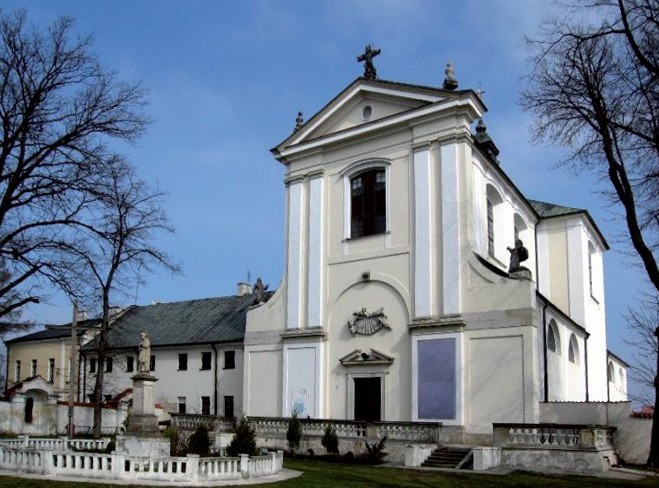 Elewacja frontowa kościoła pw. św. Piotra z Alkantary i św. Antoniego z Padwy w Węgrowie.