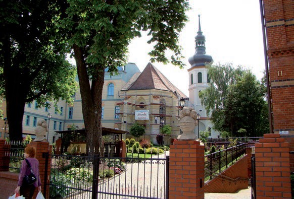 Widok kościoła po pomalowaniu farbą podkładową écru firmy Keim.