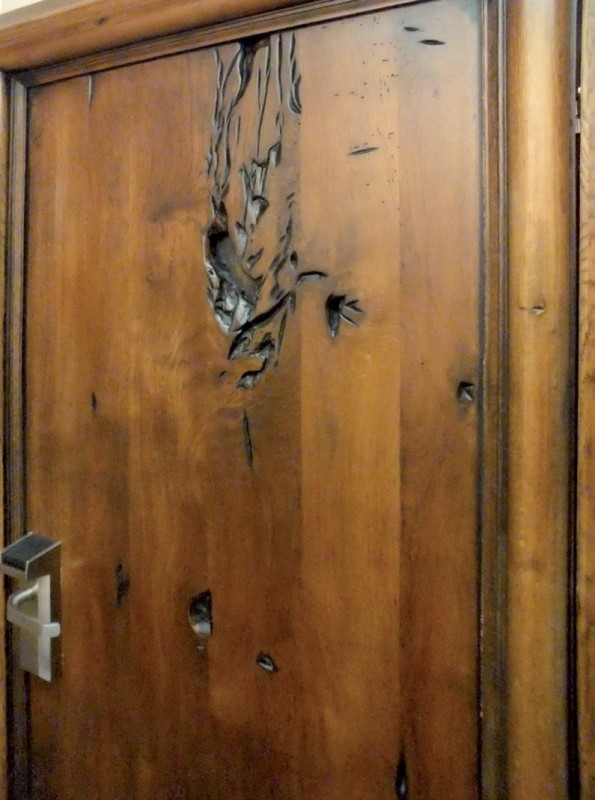 Drzwi z litego drewna zaprojektowane specjalnie do hotelu.