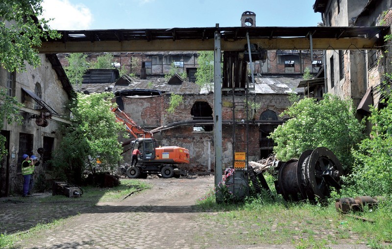 Zespół zabudowań nieczynnej kopalni „Julia” w Wałbrzychu. Stan przed renowacją.