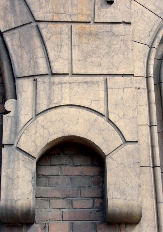 Fot. 1. Przykład tynku z cementu romańskiego o lekko spękanej powierzchni i kolorze przypominającym kamień naturalny.