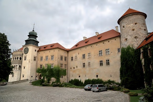 Wejście główne do zamku. Stan przed konserwacją (2014 r.). Fot. Jakub Śliwa.
