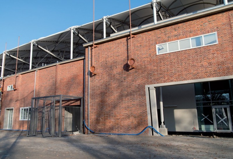 Dzięki zastosowaniu ocieplenia od środka w technologii Multipor ceglane fasady stadionu pozostały z zewnątrz nienaruszone.