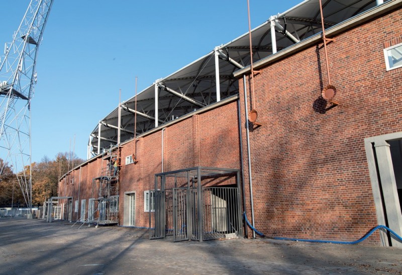 Oczyszczone płaszczyzny ceglanych fasad wrocławskiego stadionu dziś znów zachwycają.