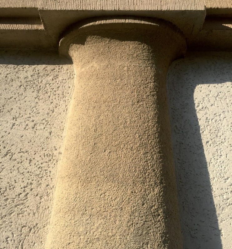 Betonowe formy antyczne pokryte półprzejrzystą farbą mineralną; widoczna faktura i struktura detalu architektonicznego elewacji.