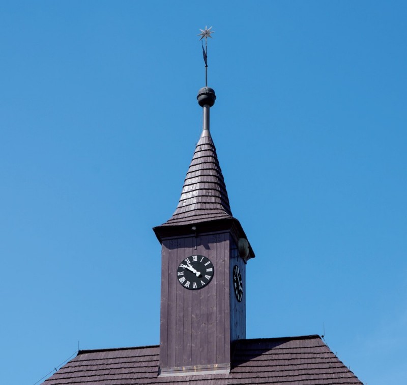 Renowacji poddano także czworoboczną wieżyczkę zegarową, nakrytą ostrosłupowym hełmem zwieńczonym iglicą z kulą, chorągiewką i gwiazdą.
