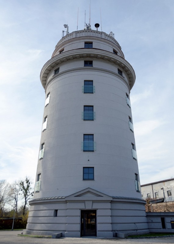 Wysoka na 28 metrów wieża wodna na Glinicach to dzieło uznanego warszawskiego architekta Feliksa Michalskiego. Po modernizacji znów zachwyca swym majestatycznym pięknem.