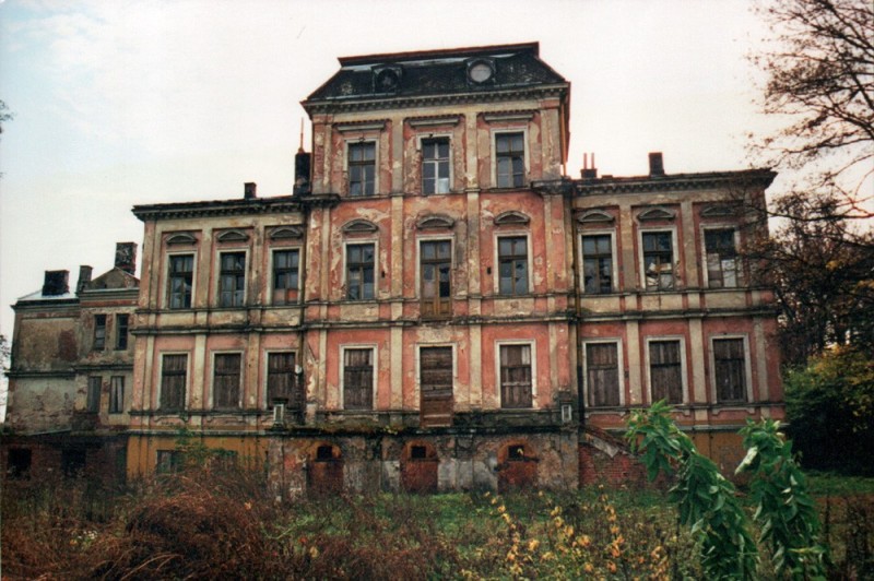 Widok pałacu od strony parku przed renowacją.
Fot. archiwum prywatne Ł. Kowacz