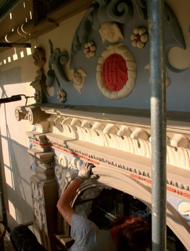 Wystrój sztukatorski
elewacji kaplicy Górskich
w trakcie prac
konserwatorskich, 2012 r.
(fot. po lewej).
Fot. M. Andron