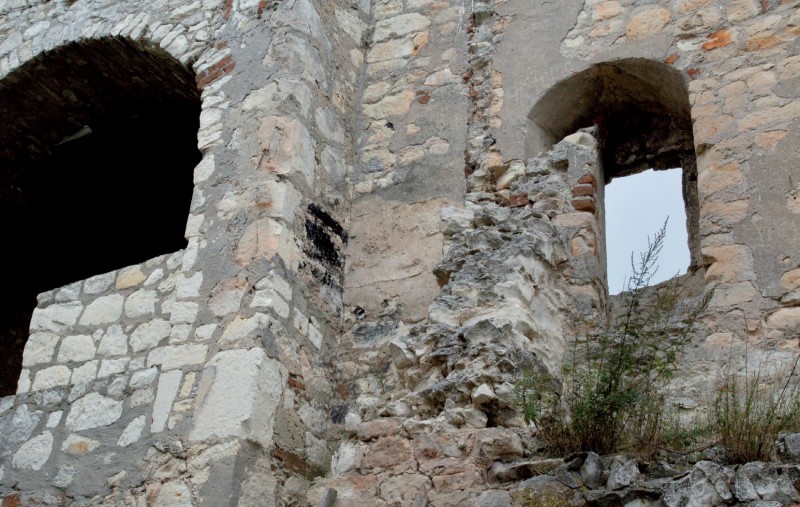 Zniszczenia murów
zamku; jedna z przyczyn
to widoczne liczne
naprawy szczelnymi
zaprawami z udziałem
szarego cementu
portlandzkiego.
Fot. Renova Warszawa