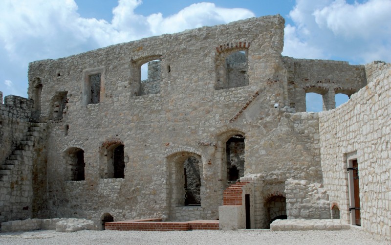 Dziedziniec zamku po renowacji. W pełni zrekonstruowane
i uzupełnione ubytki murów z użyciem nowych
oraz zachowanych kamieni widocznych na zdjęciu górnym.