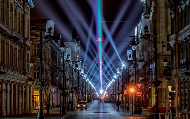 Projekt francuskiego trio artystycznego
na długość 64 latarnii ulicznych wzdłuż
ul. Piotrkowskiej. Fot. Łukasz Adamczewski