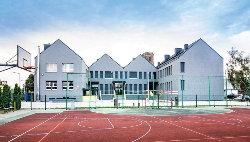 Szkoła Podstawowa nr 1
w Gostyniu – Fasada
Roku 2018 w kategorii
„budynek niemieszkalny”.
Fot. Baumit