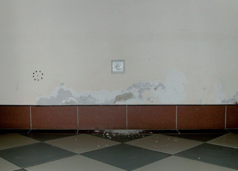 Zniszczenia ściany
osłonowej z płyty g-k.