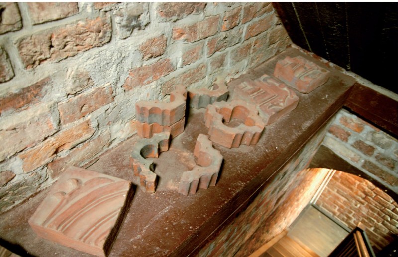 Zmagazynowane
w wieży katedry detale
ceramiczne wykonane
dla potrzeb prac
rekonstrukcyjnych
w latach 1935–36.
Fot.: M. Małachowicz