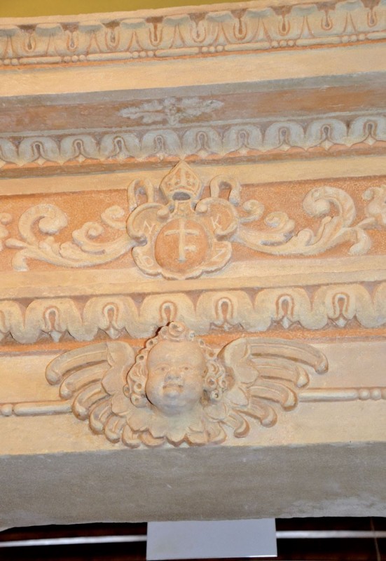 „Infułatka” – fragment
renesansowego portalu
na piętrze, po pracach
konserwatorskich