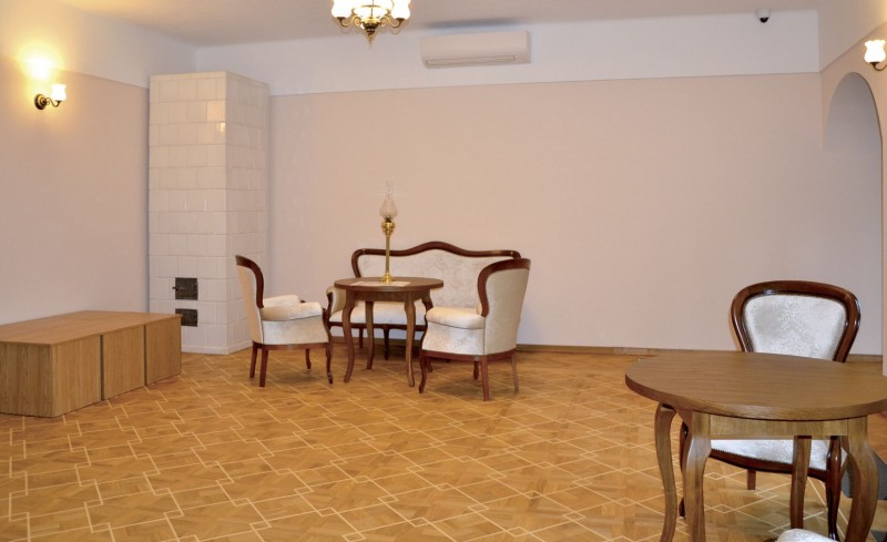 Dwór w Ciechankach Łańcuchowskich, salon z odtworzonym intarsjowanym parkietem – po pracach konserwatorskich