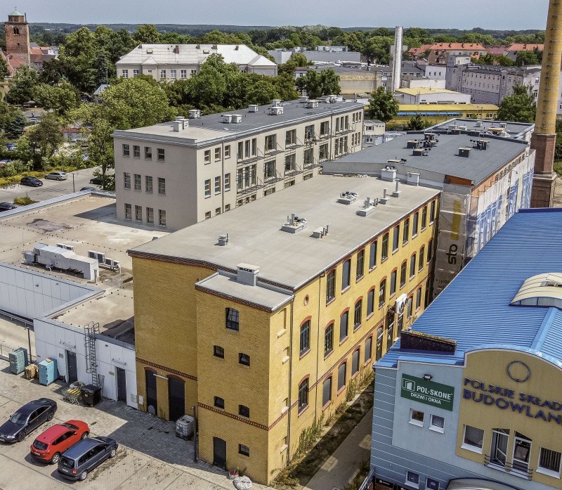 Dawny zakład włókienniczy Hoffmanna w Żarach jest obecnie przebudowywany na zespół mieszkalno-usługowy Nowa Wełna. Historyczne, ceglane obiekty tkalni i farbiarni ocieplone zostały od środka w technologii Multipor
