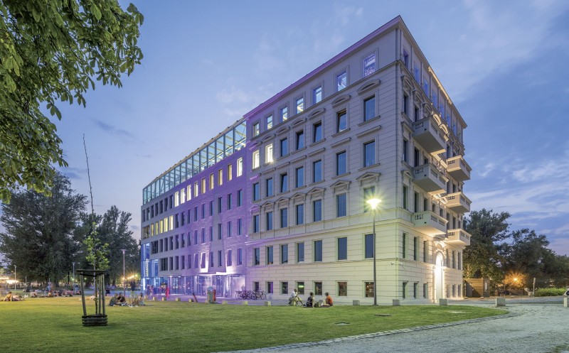 Concordia Design we Wrocławiu. Z historycznego wyglądu kamienicy zachowana została fasada wraz z charakterystycznymi zdobieniami i gzymsami, która płynnie przechodzi w nową, minimalistyczną część budynku. 