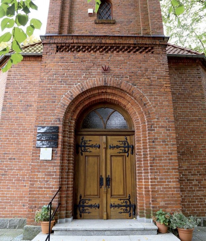 Odnowione zewnętrzne drzwi cerkwi Narodzenia Najświętszej Maryi Panny w Pasłęku