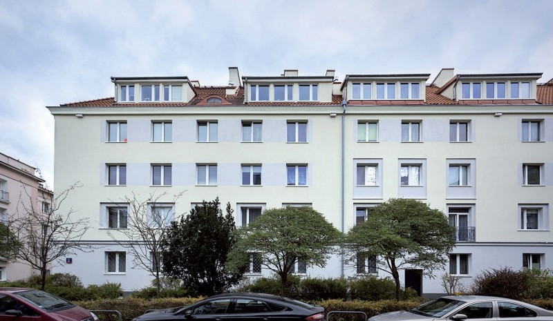 Budynek mieszkalny
przy ulicy Tureckiej
w Warszawie – widok
fasady z elementami
obróbek stolarki
otworowej