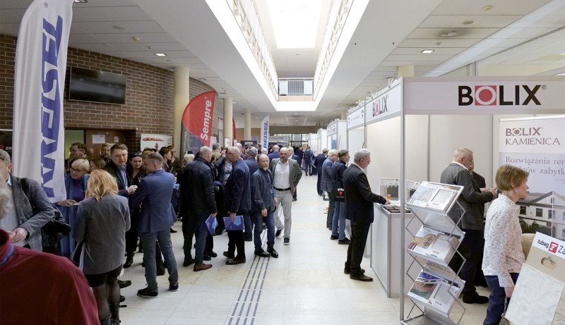 Firmowe stanowiska ekspozycyjne, wśród których spotykali się goście Kongresu