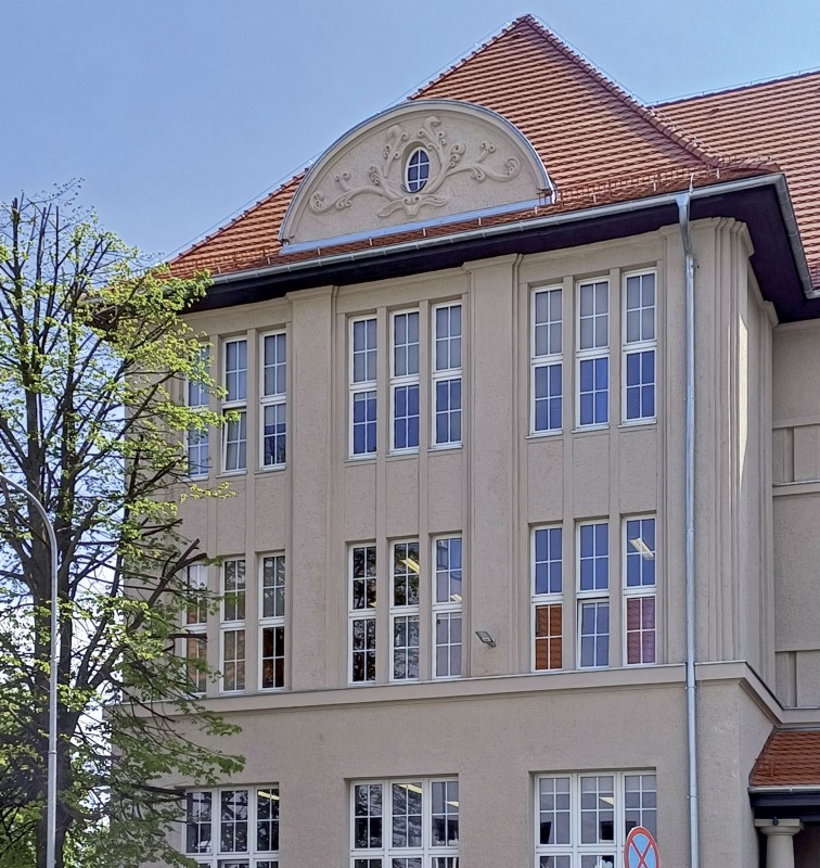 Szkoła w Śremie, odtworzony detal ryzalitu