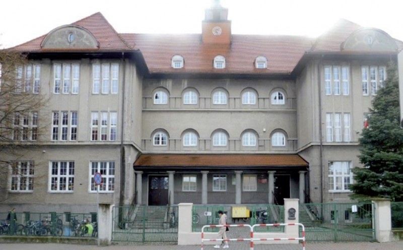 Szkoła w Śremie, front przed remontem