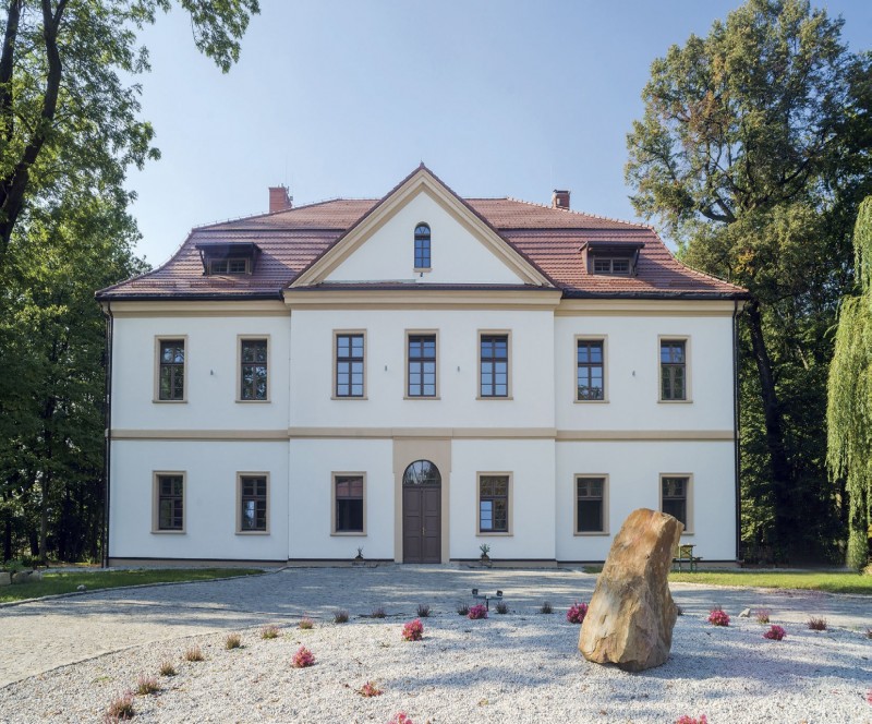 Dwór w Mikulczycach (Nowy Dwór) to obiekt pochodzący z końca XVIII w. W 2012 r. pożar prawie całkowicie zniszczył budynek. W 2014 r. rozpoczęto prace renowacyjne, a elewacja została odnowiona przy użyciu materiałów Bolix