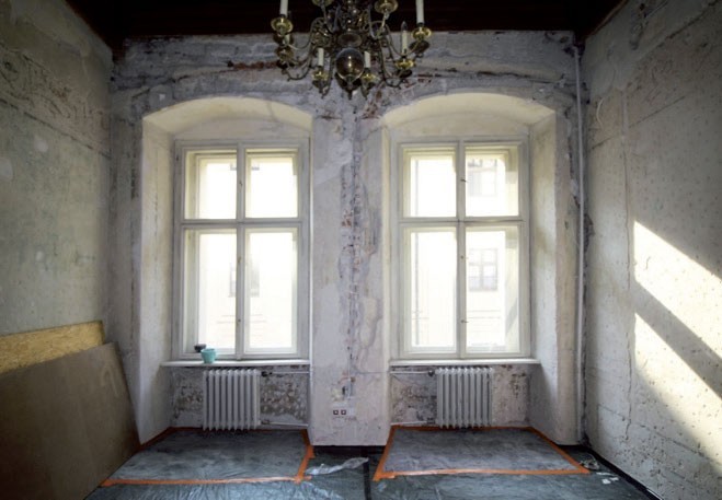 Sala Prezydialna. Kolumna międzyokienna z I fazy odkryta dopiero na etapie poszerzania badań stratygraficznych w trakcie realizacji