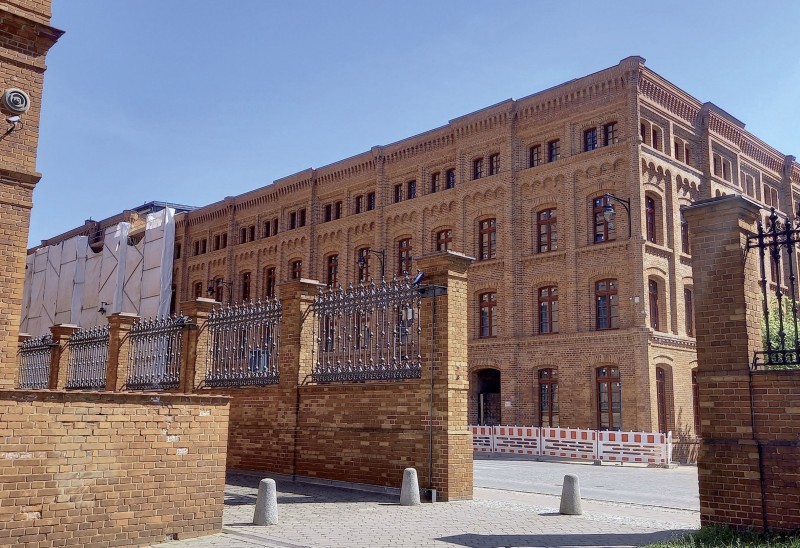 Famuły Poznańskiego od strony ul. Ogrodowej w trakcie prac remontowych