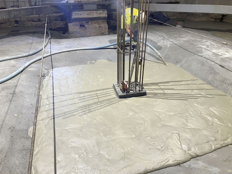 Proces wypełniania wolnych przestrzeni nad sklepieniami Pianą Mineralną AIRIUM