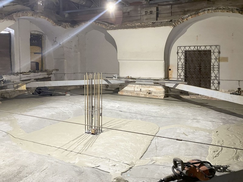 Na górze zdjęcia widać skalę zniszczeń stropu ceglanego, dół zdjęcia ukazuje proces odbudowy wraz z tymczasowymi wzmocnieniami budynku