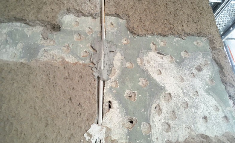 Odkrywka w prezbiterium ilustrująca pierwotną kolorystykę ścian kościoła, autor: mgr T. Filar