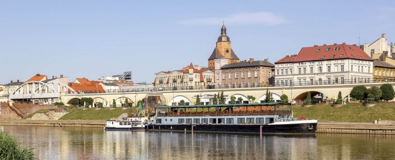 Panorama Gorzowa – krajobraz dwóch epok – z przodu estakada kolejowa, a w tle Katedra NMP