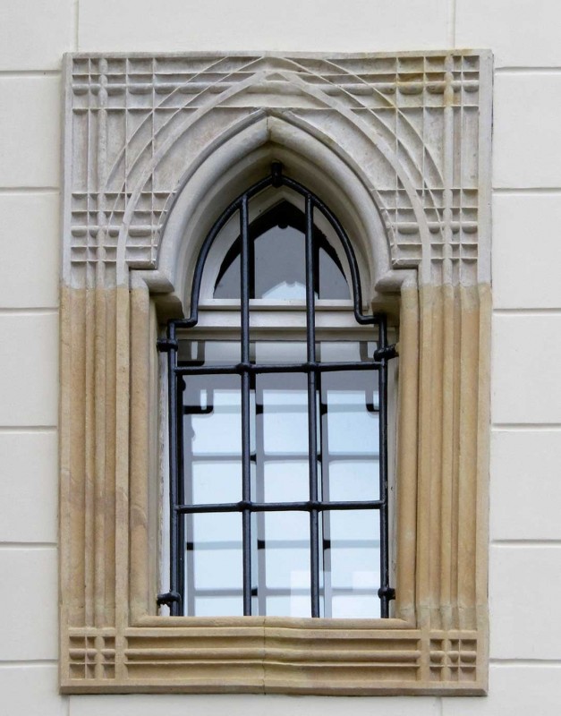 Neogotyckie ościeże okno po renowacji