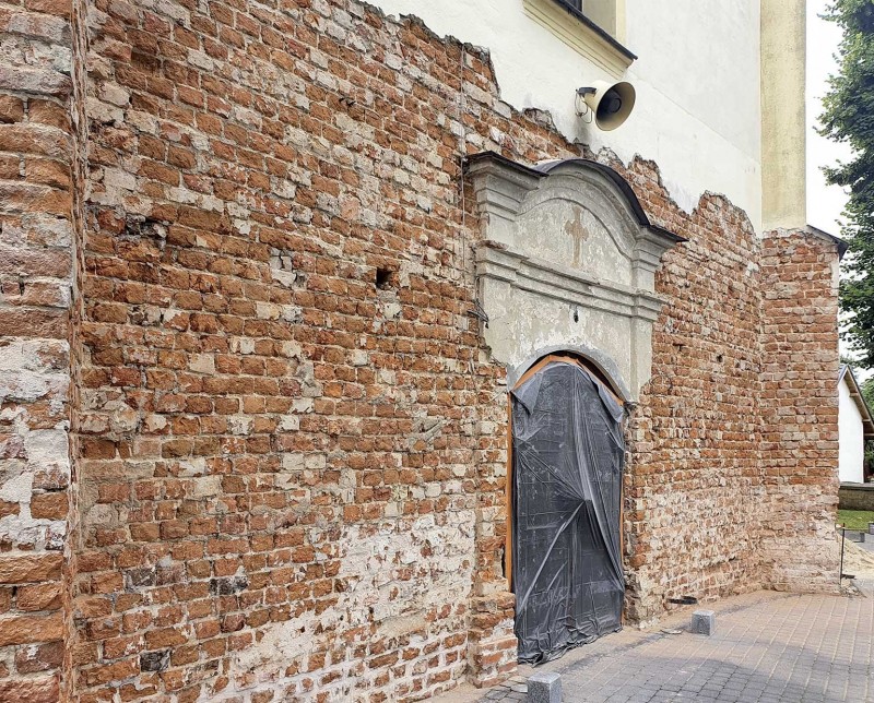 Elewacja frontowa po zdjęciu tynków, w fazie prowadzenia prac restauratorskich